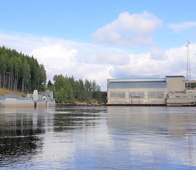 Hydropower plant and river