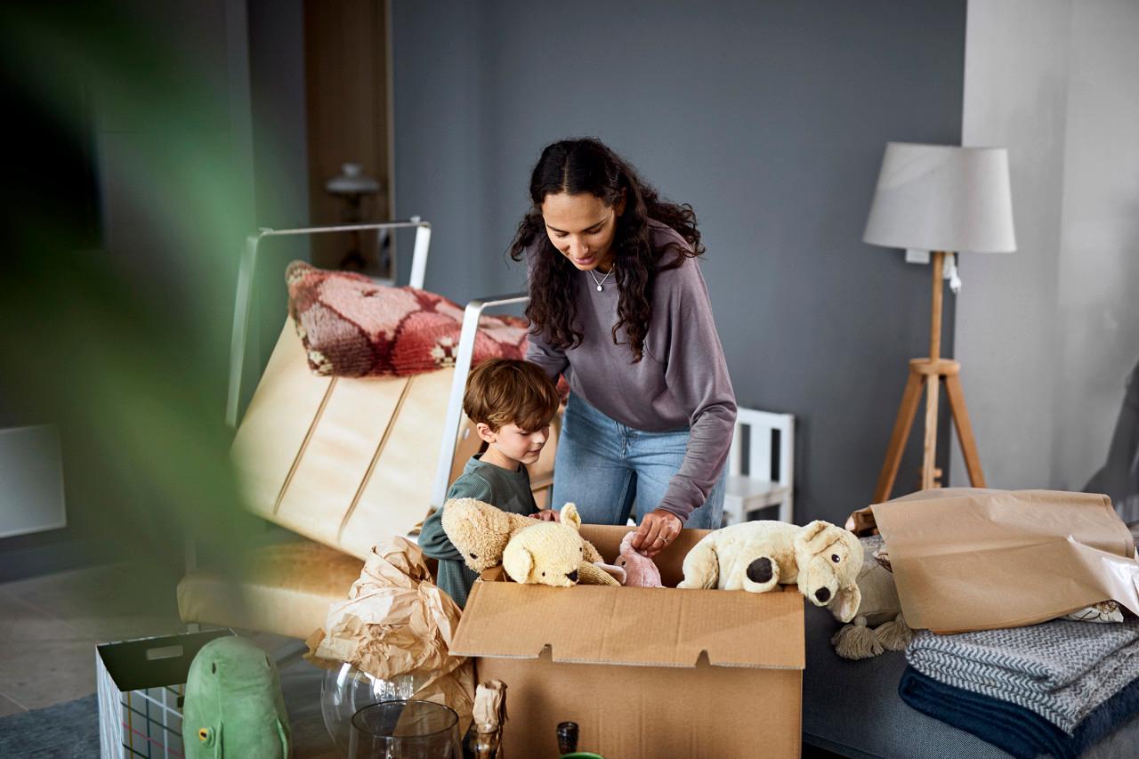 Mamma och son med flyttlådor