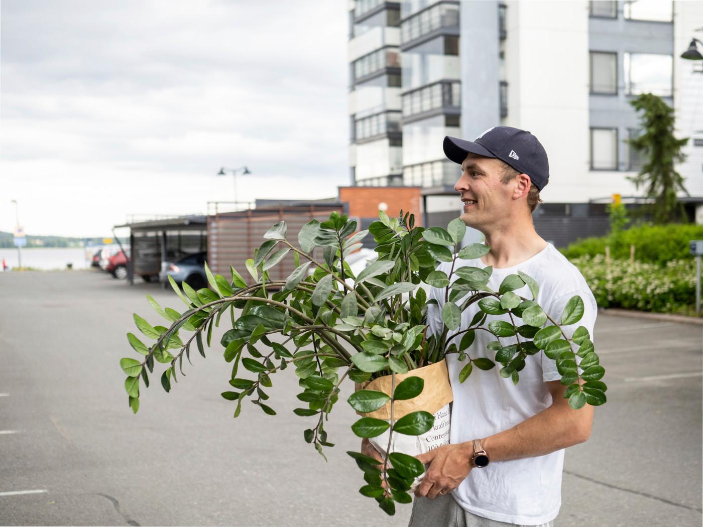 Man bär på växt - flytta elen