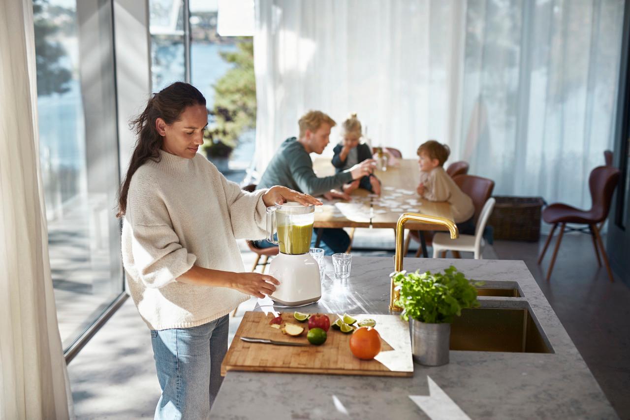 Familj äter frukost