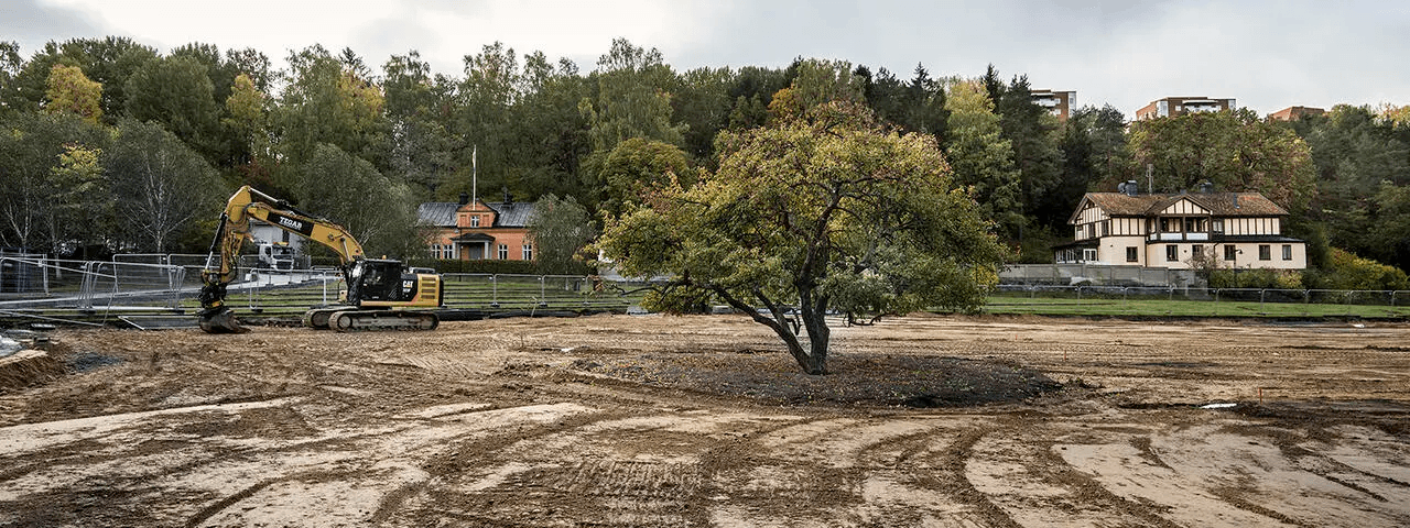 Grävskopa som arbetar med sanering i Vinterviken, Stockholm