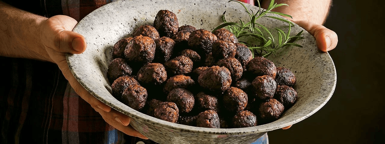 Skål med hemmagjorda veganska köttbullar